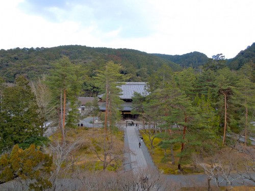 南禅寺の三門の上から境内を臨む。ここが石川五右衛門が見た風景かと「絶景かな、絶景かな」。（クリックで拡大）