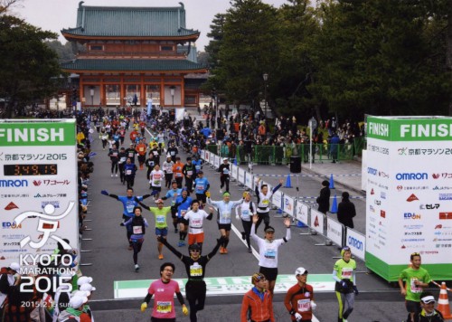 やっとの思いでゴールイン。後方には平安神宮の応天門。（クリックで拡大）