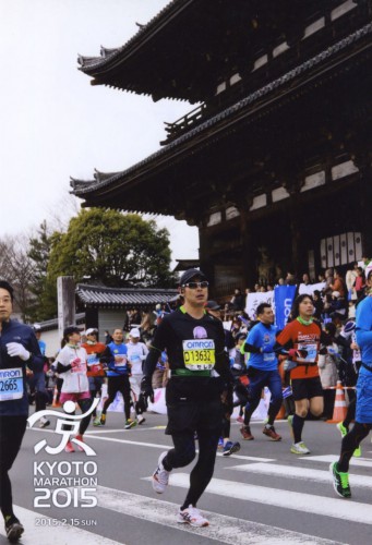 仁和寺二王門前の下り坂で脱力して忍者走り（ナンバ走り）をする。