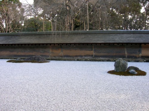 龍安寺の石庭を眺めていると時間と空間の感覚が麻痺してしまします。