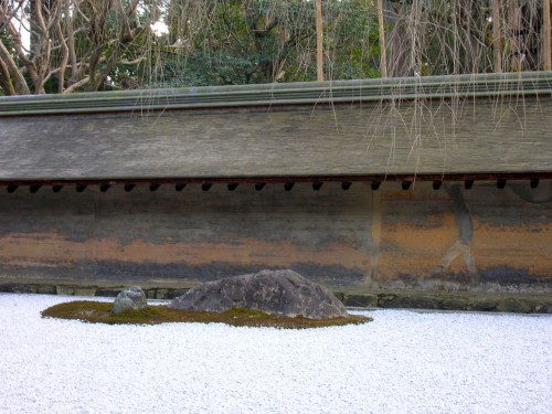 龍安寺の土塀の寂びた味わいは平等院とは対照的な美しさ。（クリックで拡大）