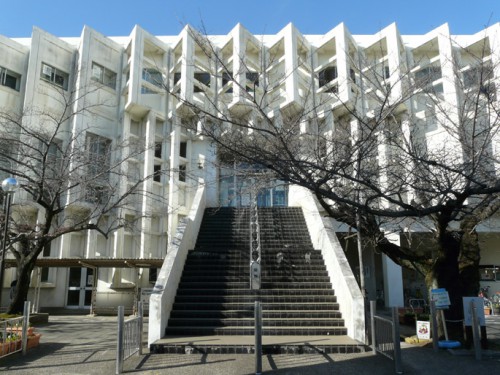 現在の小牧市立図書館外観（建築PICNICより）