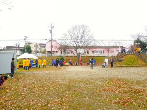 第３中継地点、光ヶ丘第３公園で待機する選手たち