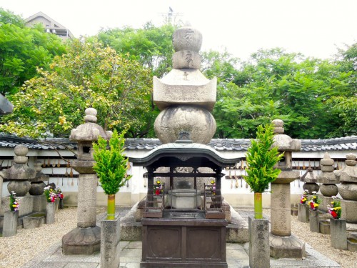 一心寺には夏の陣で酒を飲んでいたために戦没したとされる徳川方の本田忠朝の墓がある