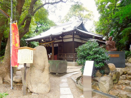 真田幸村（信繁）が最後を迎えたとされる安居神社。右に石碑と朝に幸村の銅像が建つ